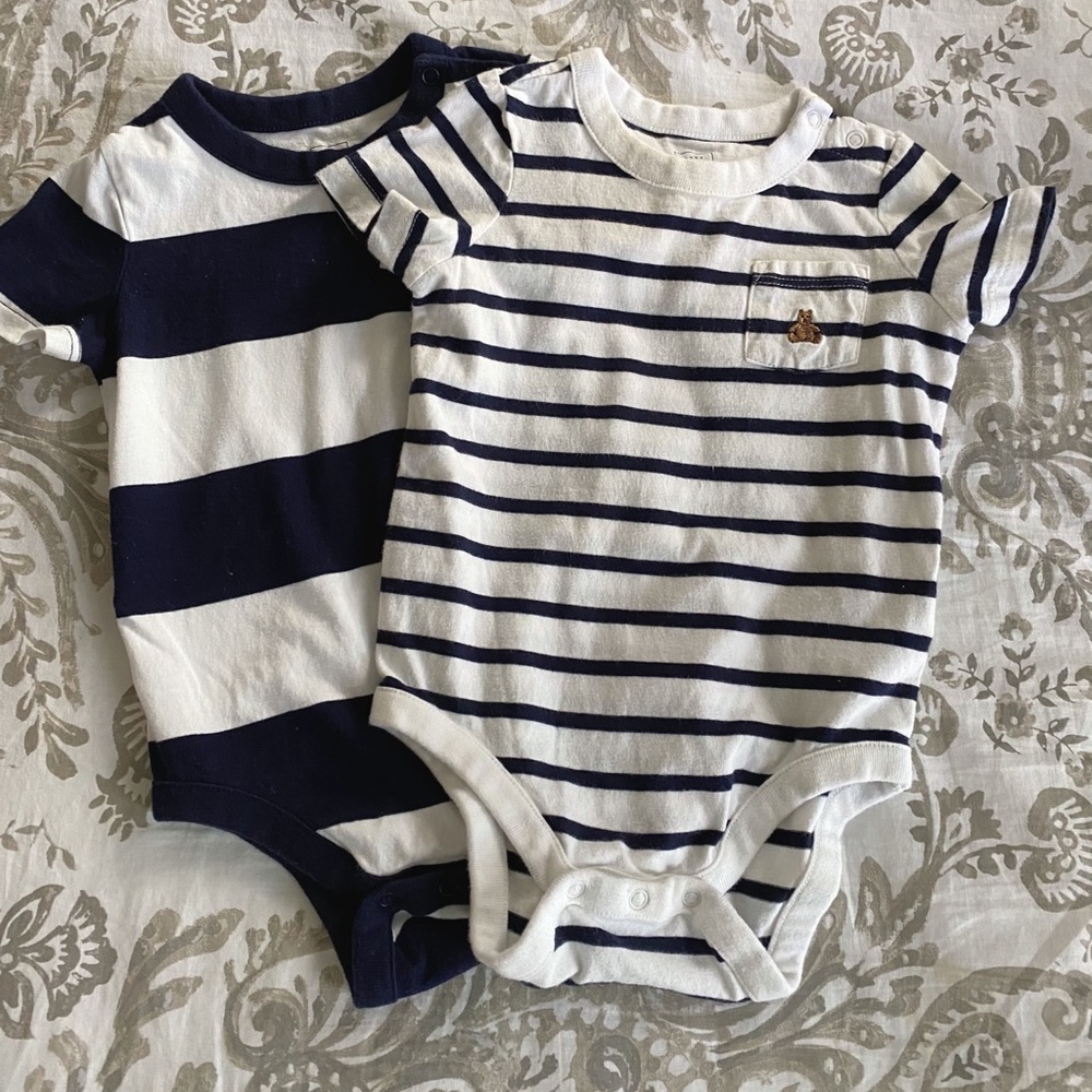 Gap bodysuit lot 6-12 months